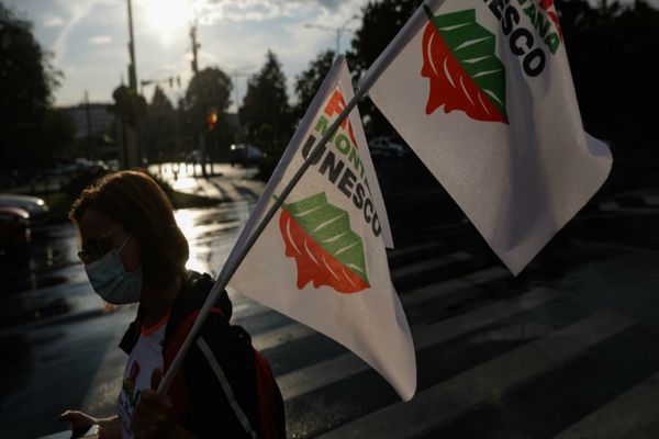 Protest la Cotroceni. Zeci de oameni au ieșit în stradă din cauza proiectului Roșia Montana