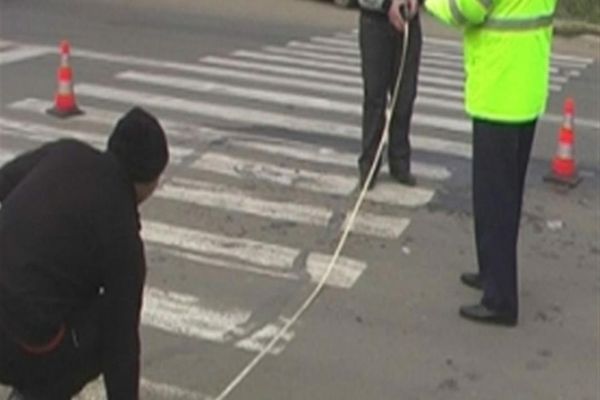 Femeie lovită de o mașină pe trecerea de pietoni în Tulcea