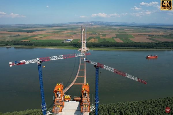 Foto+VIDEO: Lucrările la Podul suspendat peste Dunăre avansează pe zi ce trece