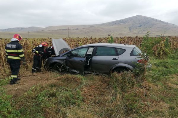 FOTO  Trei mașini implicate într-un accident pe DN22D. Trei persoane rănite
