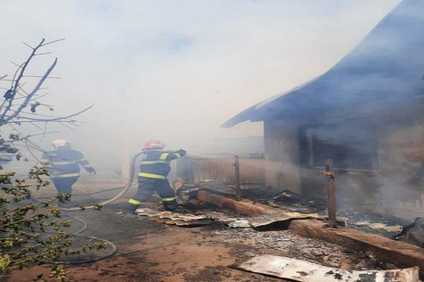 FOTO Incendiu puternic, casă distrusă de flăcări