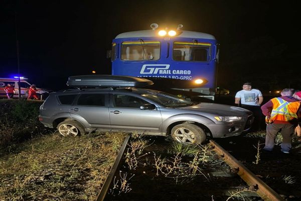 Mașină lovită de tren. Un copil rănit