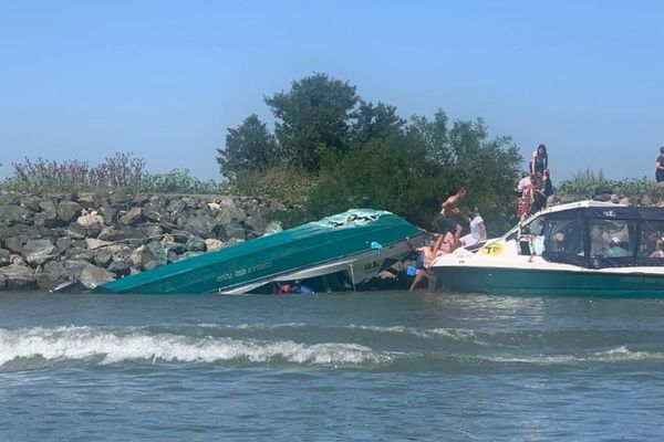 VIDEO FOTO Ambarcațiune cu turiști, răsturnată pe Dunăre