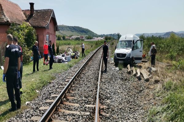 VIDEO | Grav accident în judeţul Cluj! 8 persoane rănite după impactul dintre un tren şi un microbuz