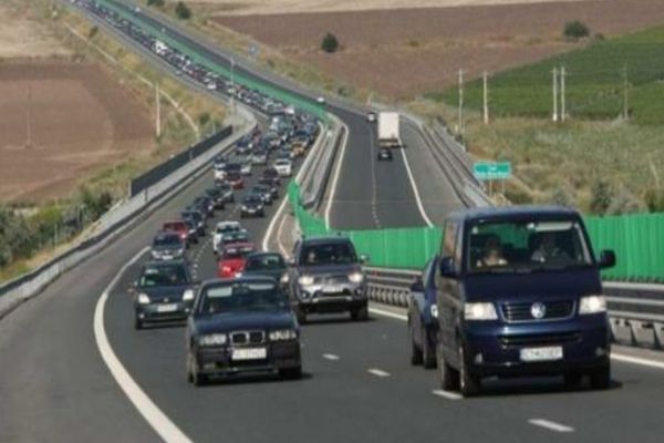 Un pieton a încercat să traverseze A2 și a fost lovit de o mașină