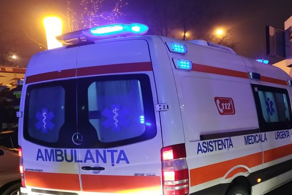 Mașină intrată în copac. Trei persoane rănite