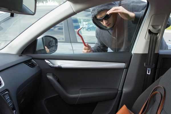 Hoț din autoturisme prins la Babadag