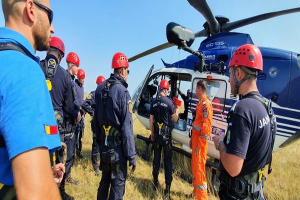 FOTO Jandarmii tulceni, antrenamente pentru salvarea persoanelor cu elicopterul