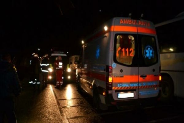 Impact violent între două autoturisme. Patru persoane rănite