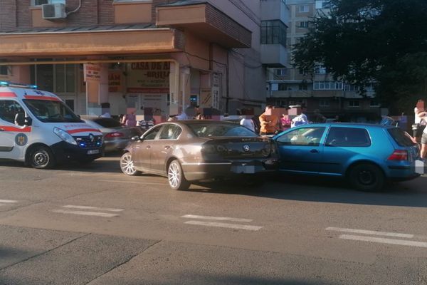 Accident cu trei mașini în Tulcea. O persoană rănită
