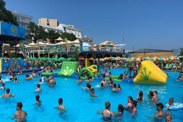 Petreceri cu spumă pe tobogane, la Eforie Aqua Park