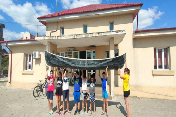 FOTO Lansarea la apă a canotcii realizate de copiii din Chilia Veche   