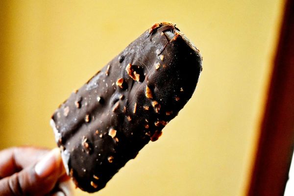 Loturi de înghețată contaminată cu pesticide cancerigene, RETRASE dintr-un mare lanț de magazine din România