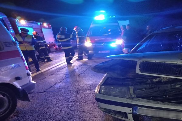 FOTO Doi turci și un român răniți într-un grav accident pe drumurile din Tulcea