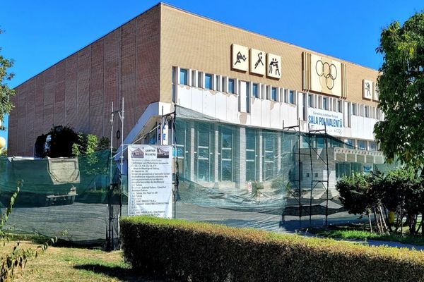 FOTO Lucrările de desființare a Sălii Polivalente sunt în plină desfășurare
