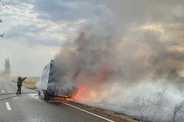 FOTO VIDEO Autoutilitară în flăcări, Panică pe șosea