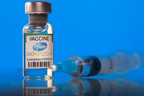 O nouă tranșă de vaccin produs de Pfizer BioNTech sosește mâine în țară