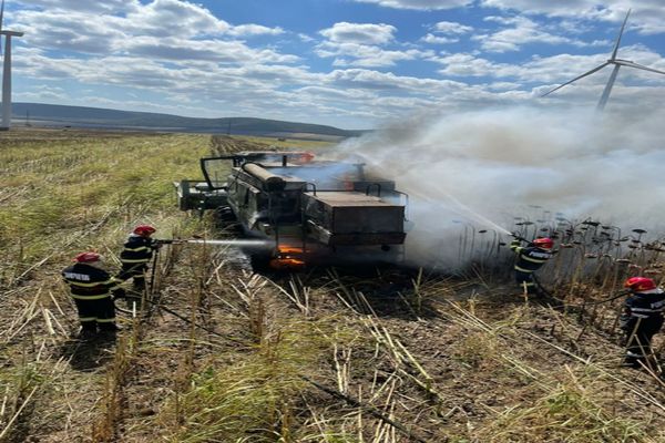 VIDEO Combină în flăcări pe câmp