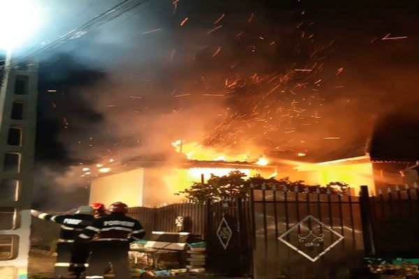    Incendiu violent în Slava Rusă