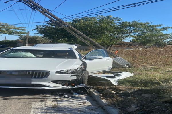 Tragedie evitată, A intrat cu mașina direct în stâlpul de electricitate
