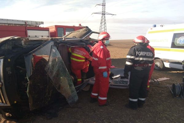 FOTO TULCEA Un mort şi trei răniţi după coliziunea dintre două autoturisme