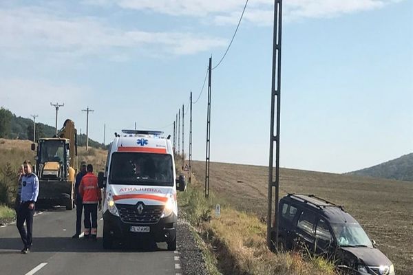 Ciocnire violentă între un buldoexcavator și un autoturism