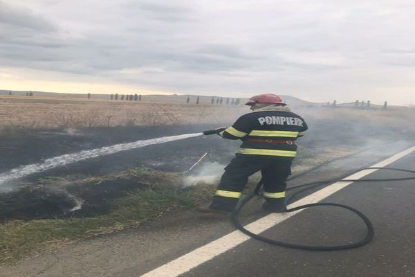 Incendiu în apropierea DN 22 D. Trafic rutier oprit