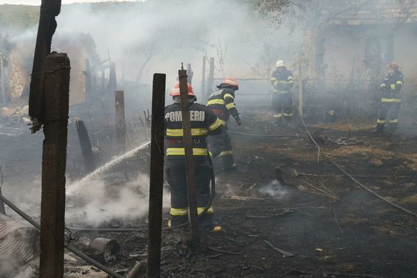 FOTO Incendiu puternic în comuna Cloșca. De la ce au pornit flăcările 
