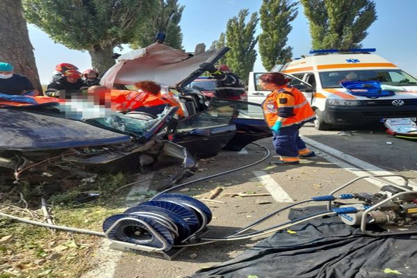 FOTO Accident teribil în județul Tulcea. Două victime după ce o mașină a intrat într-un copac