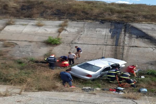 Mașină căzută într-un canal de irigații. Un mort si un rănit grav