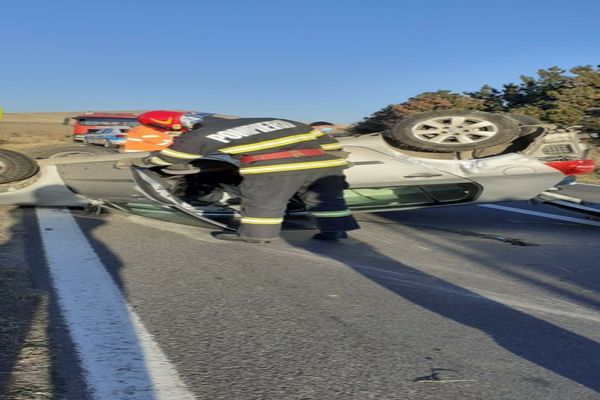 FOTO Ciocnire violentă. Mașină răsturnată