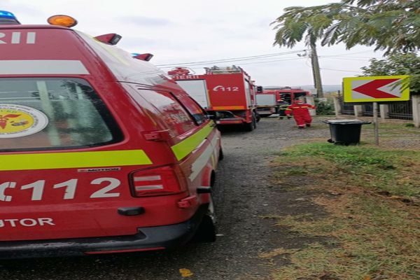 Casă salvată de pompieri! De la ce au pornit flăcările