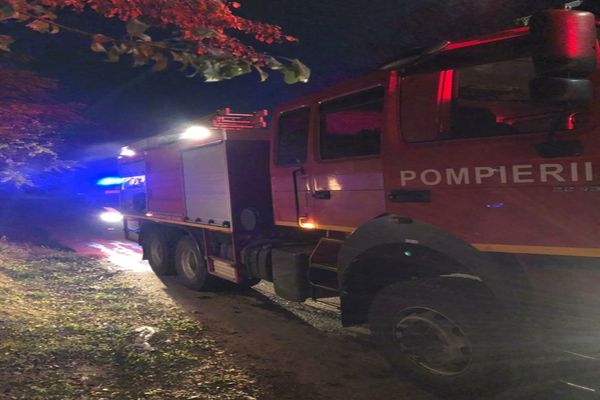 FOTO Incendiu puternic la o casă, din cauza unui coș de fum deteriorat