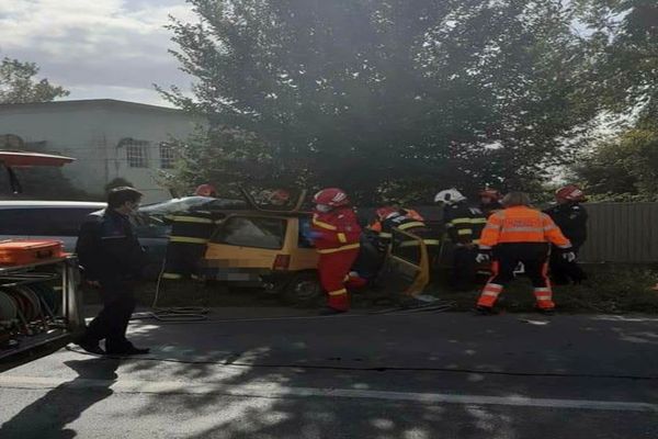 FOTO  Ciocnire violentă, mașini aruncate de pe șosea