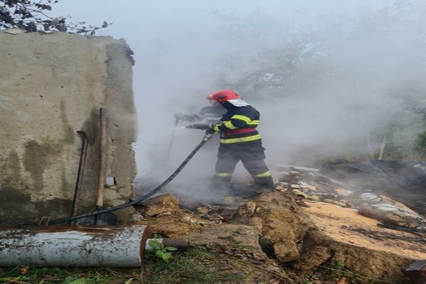  Sfârșit tragic pentru un bărbat din Tulcea: a murit carbonizat după ce i-a luat foc casa