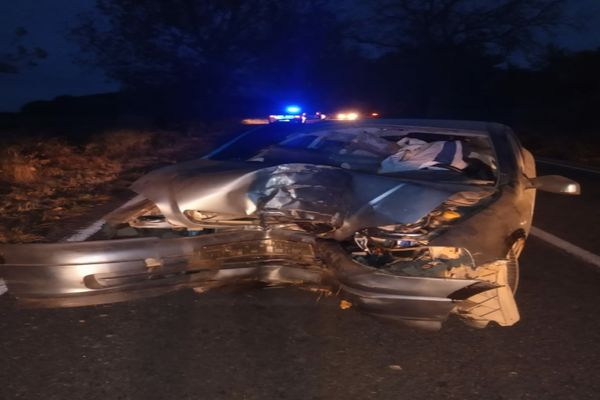 Fără permis, a intrat cu  mașina în copac