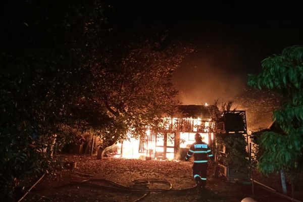 FOTO Incendiu violent în Mineri