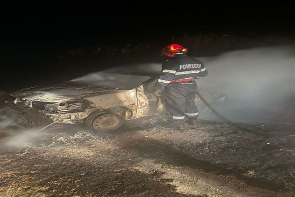 Incendiu pe dig. Mașină cuprinsă de flăcări