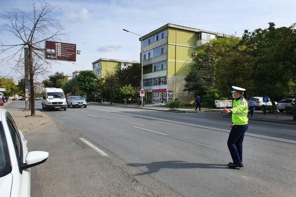 30 de șoferi, lăsați o vreme fără permise! Câte amenzi au dat polițiștii pentru încălcarea normelor rutiere
