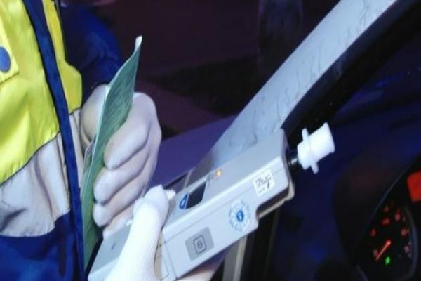 S-a urcat la volan aproape în comă alcoolică!