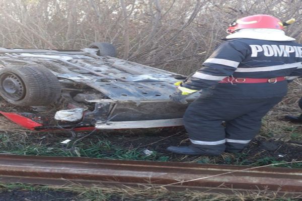 O șoferiță de 70 de ani s-a răsturnat cu mașina pe DN22