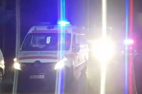 Un șofer de 22 de ani s-a răsturnat cu mașina pe un drum județean din Tulcea