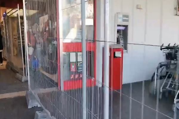 Un gard de sârmă desparte vaccinații de nevaccinați la intrarea într-un supermarket