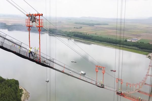Noi imagini cu Podul Suspendat peste Dunăre dintre Brăila și Tulcea