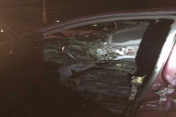 FOTO Mașină incendiată în miez de noapte