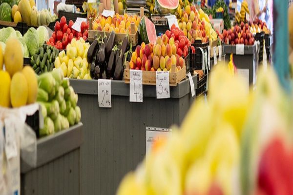 Fructele și legumele străine, o prezență constantă pe tarabele din România
