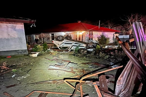 FOTO Un șofer beat s-a răsturnat cu mașina în curtea unei case