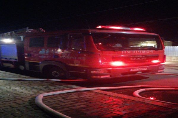 FOTO  Le-a luat casa foc după ce au lăsat un aparat de gătit nesupravegheat