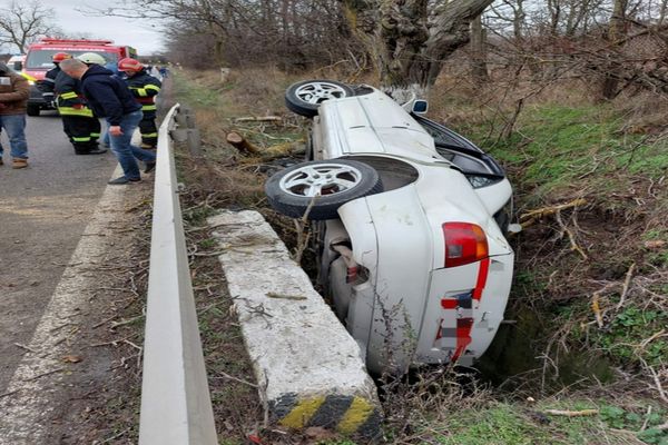 FOTO S-au răsturnat cu mașina pe DN22. Două persoane transportate la spital