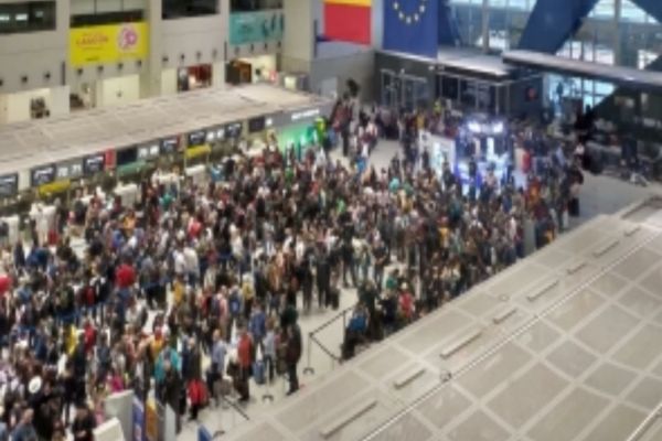 HAOS pe Aeroportul Otopeni în urma noilor restricții. Polițiștii și jandarmii au fost nevoiți să intervină